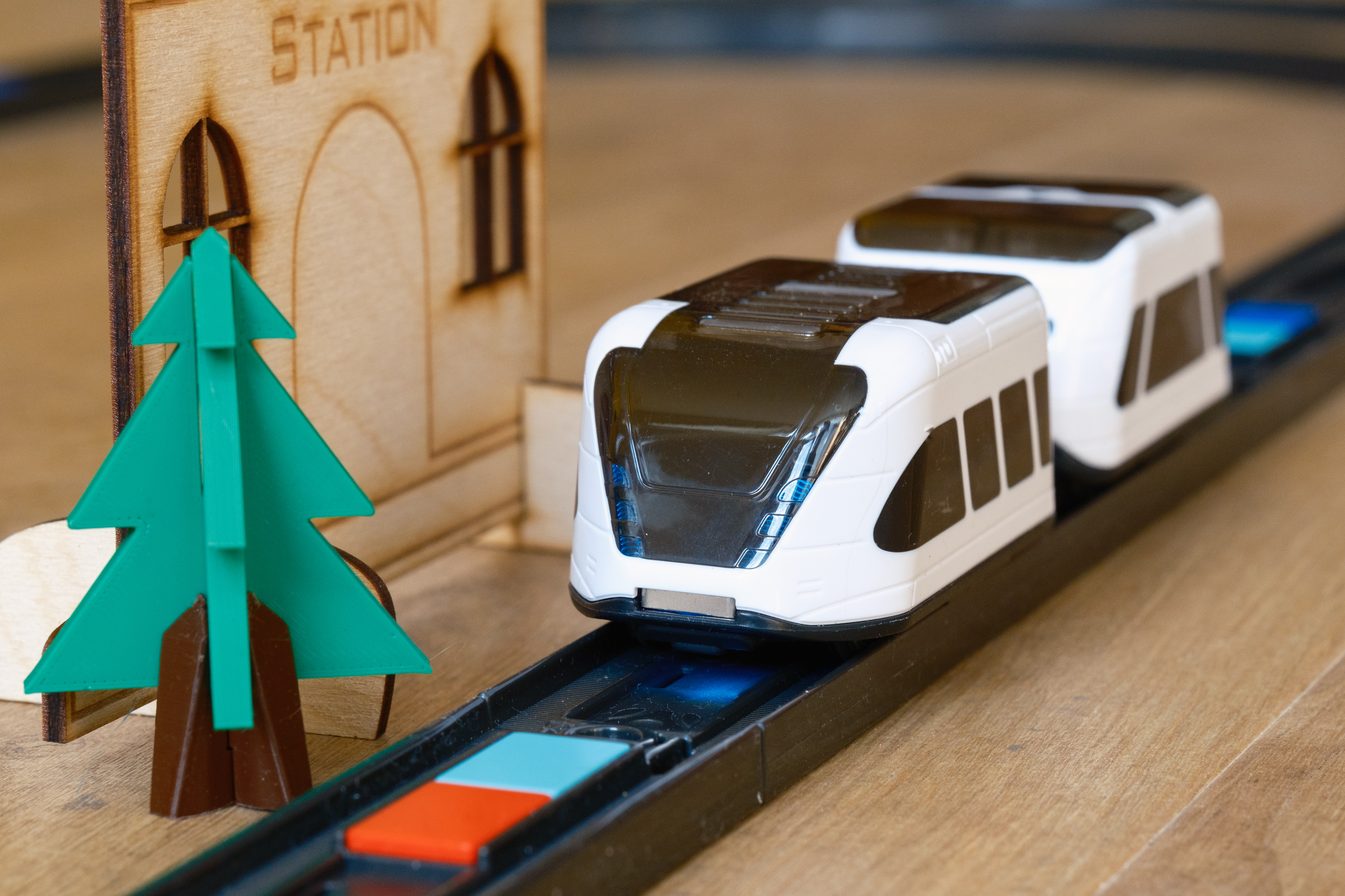 Nieuw: Allemaal instappen! : programmeren met een trein